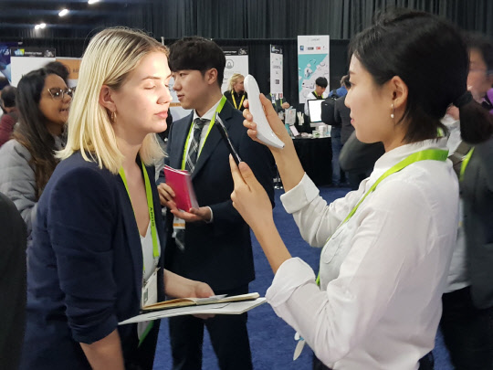 미국 라스베이거스에서 8일(현지시간) 개막한 'CES2019'에서 국내 뷰티 룰루랩의 관계자가 관람객을 대상으로 AI 피부 비서 '루미니'를 활용한 맞춤형 화장품 추천 서비스를 시연하고 있다.  차바이오F&C 제공